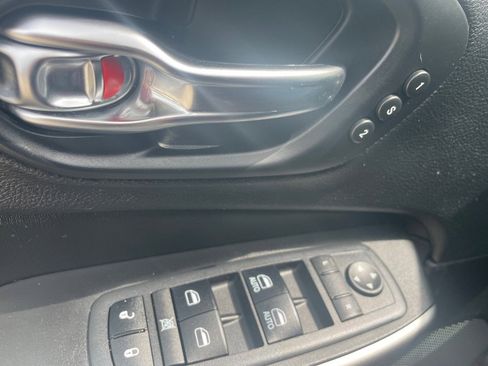 Used 2019 Jeep Cherokee Limited image 19