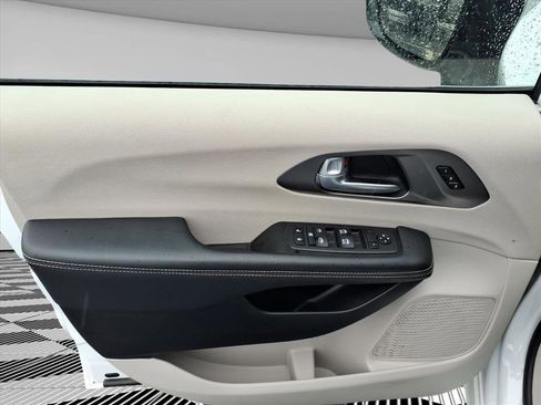 Used 2024 Chrysler Pacifica Touring-L image 17