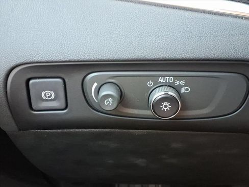 Used 2020 Buick Enclave Essence FWD image 11