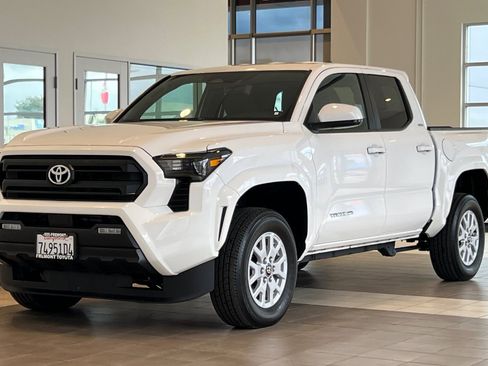 Certified 2025 Toyota Tacoma SR5 image 8