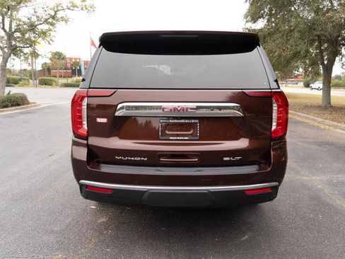 Used 2023 GMC Yukon SLT w/ SLT Luxury Package image 4