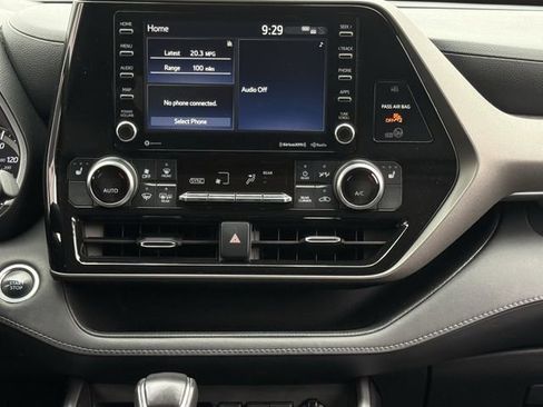 Used 2021 Toyota Highlander XLE AWD/4WD image 17
