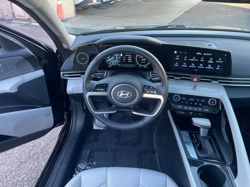Used 2025 Hyundai Elantra Limited image 28
