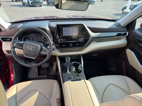 Used 2021 Toyota Highlander XLE AWD/4WD image 15