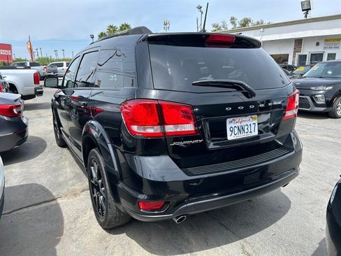 Used 2018 Dodge Journey SXT w/ Connectivity Group FWD image 3