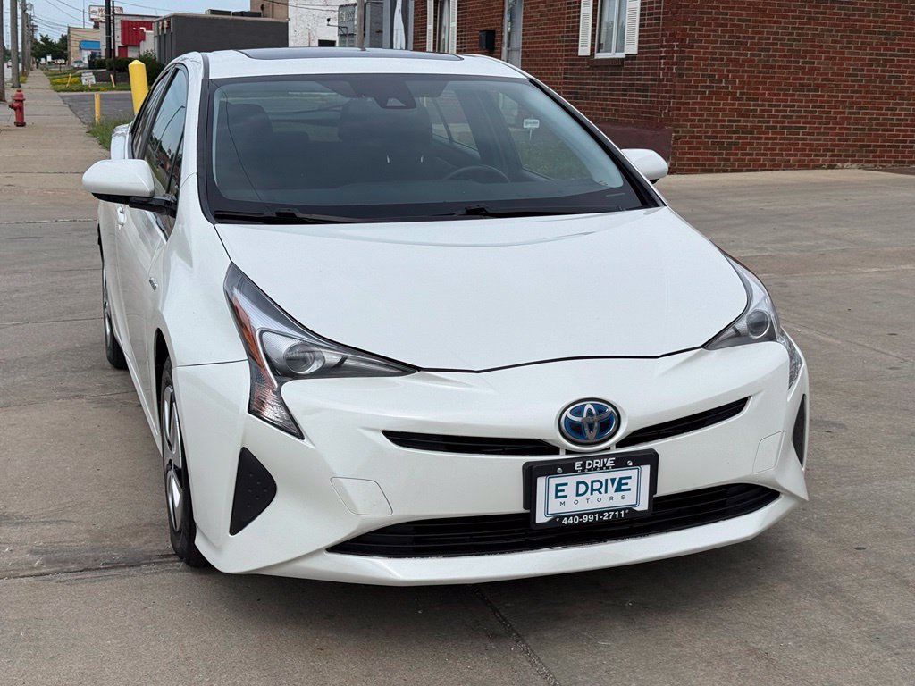 Used 2017 Toyota Prius Three w/ Advanced Technology Package FWD image 3