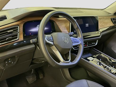 Used 2025 Volkswagen Atlas SE AWD/4WD image 18