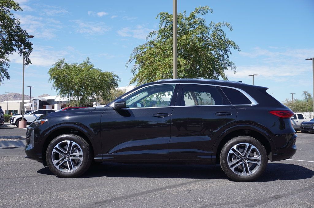 Used 2025 Audi Q5 Premium w/ Convenience Package AWD/4WD image 2