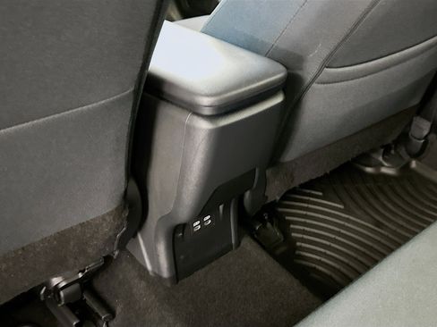 Used 2024 Toyota Prius LE image 28