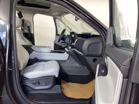 New 2025 Ford Expedition Max Platinum w/ Driver's Package image 8