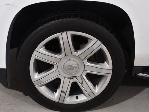 Used 2018 Cadillac Escalade Luxury AWD/4WD image 23
