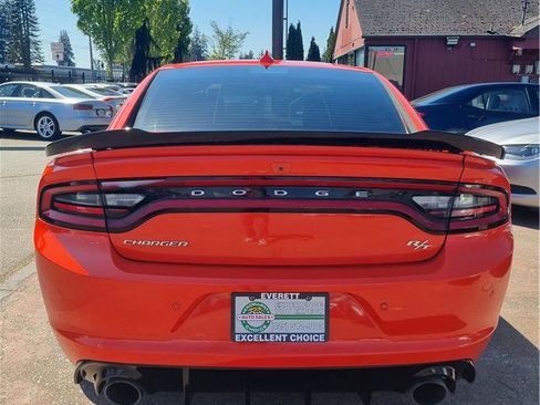 Used 2018 Dodge Charger R/T RWD image 4