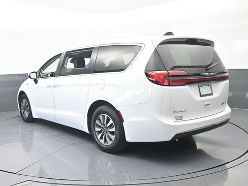 Used 2023 Chrysler Pacifica Touring-L FWD image 4