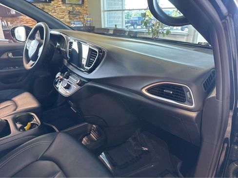 Used 2025 Chrysler Pacifica Select FWD image 30