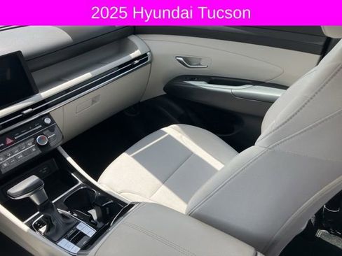 Used 2025 Hyundai Tucson SE image 21