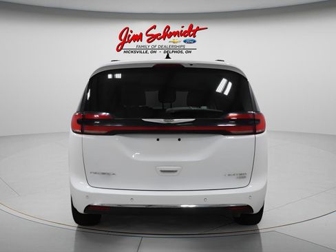 Used 2023 Chrysler Pacifica Limited AWD/4WD image 4