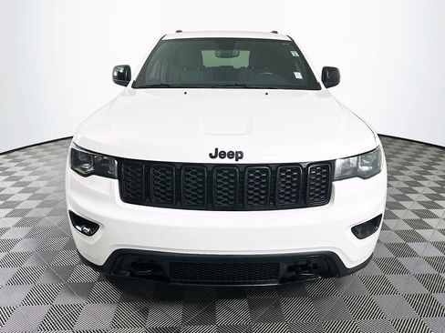Used 2019 Jeep Grand Cherokee Laredo image 2