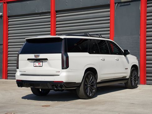 Used 2025 Cadillac Escalade ESV V AWD/4WD image 11