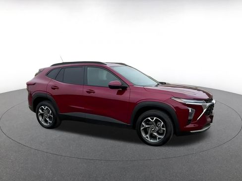 Used 2025 Chevrolet Trax LT image 2
