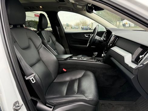 Used 2018 Volvo XC60 T6 Momentum w/ Advanced Package image 11