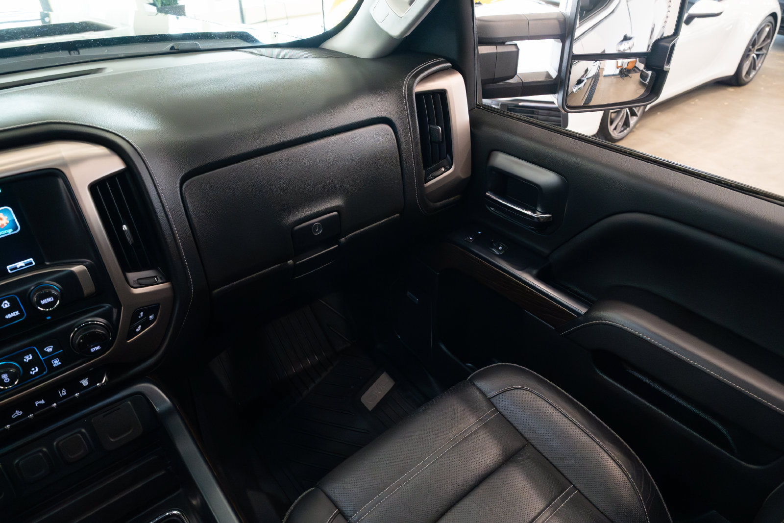 Used 2018 GMC Sierra 3500 Denali w/ Duramax Plus Package AWD/4WD image 10
