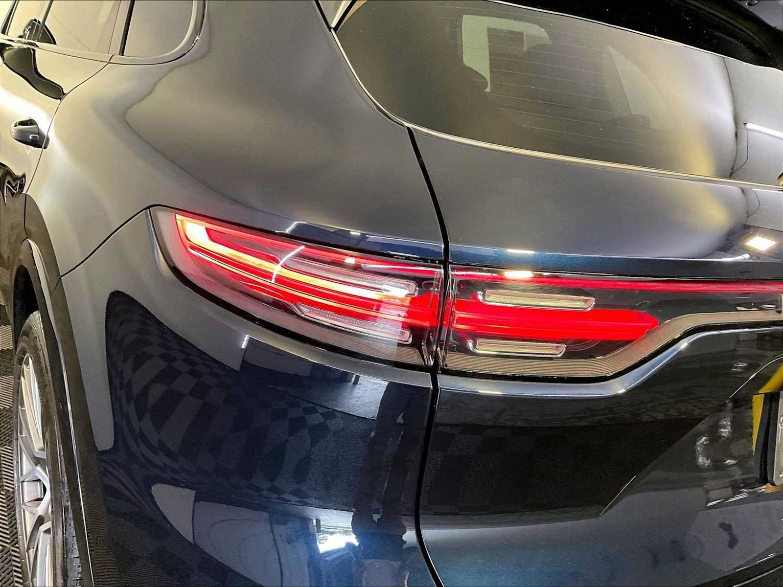 Certified 2022 Porsche Cayenne Platinum Edition AWD/4WD image 30
