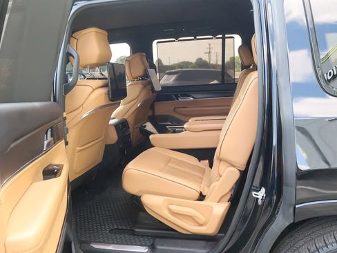 Used 2023 Jeep Grand Wagoneer Series III w/ Rear Seat Video Group 1 AWD/4WD image 19