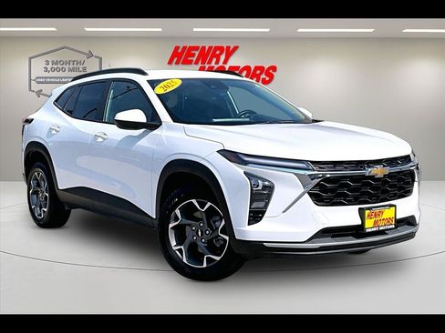 Used 2025 Chevrolet Trax LT w/ Driver Confidence Package FWD image 1