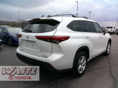 Used 2023 Toyota Highlander LE image 2