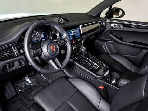 Certified 2026 Porsche Macan AWD/4WD image 4