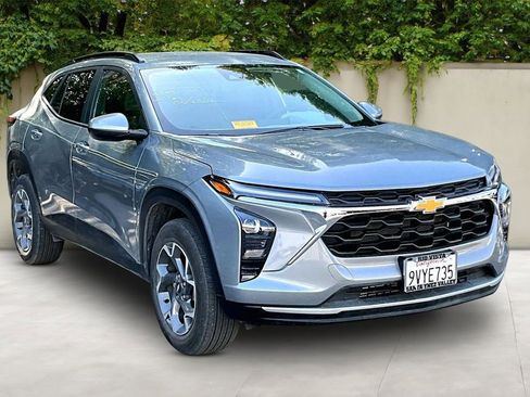 Used 2025 Chevrolet Trax LT w/ Driver Confidence Package FWD image 1
