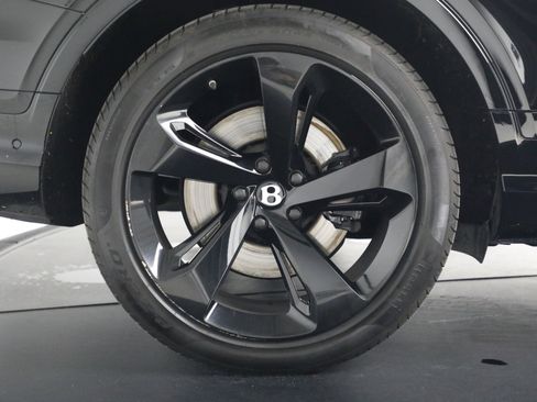 Used 2023 Bentley Bentayga Extended Wheelbase image 16