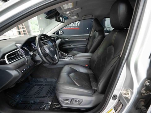Used 2018 Toyota Camry XLE FWD image 9