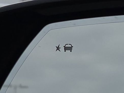 Used 2022 GMC Yukon XL Denali image 11