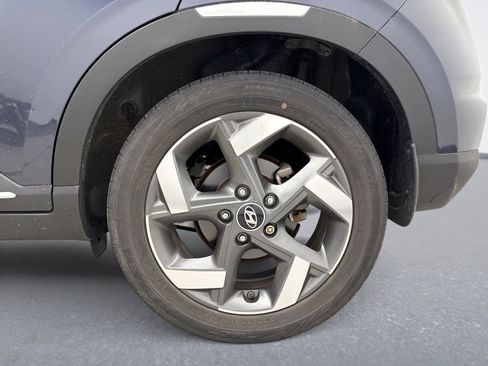 Used 2021 Hyundai Venue FWD image 12