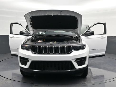 Used 2023 Jeep Grand Cherokee Laredo image 42