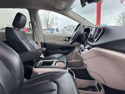 Used 2023 Chrysler Pacifica Touring-L FWD image 36
