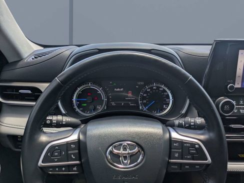 Used 2023 Toyota Highlander XLE FWD image 31