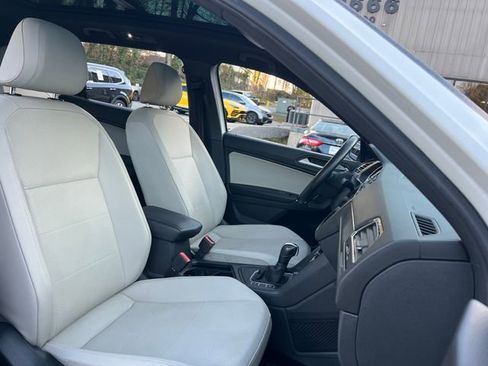 Used 2020 Volkswagen Tiguan SE R-Line image 31