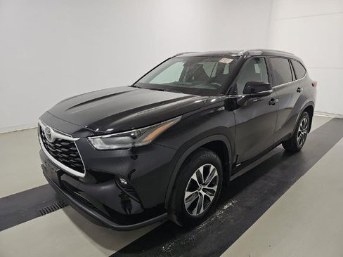 Used 2025 Toyota Highlander XLE AWD/4WD image 3