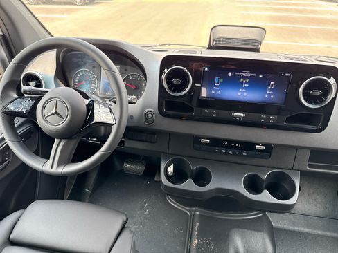 Used 2025 Mercedes-Benz Sprinter 2500 image 19
