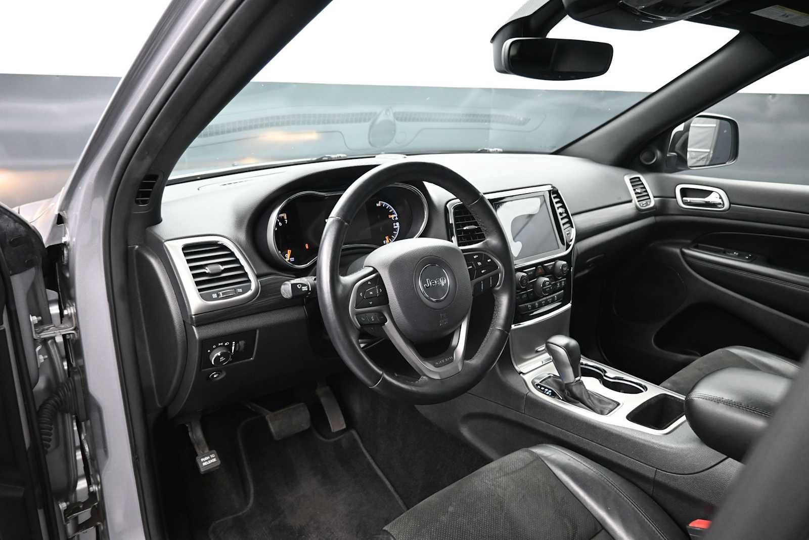 Used 2019 Jeep Grand Cherokee Altitude AWD/4WD image 4