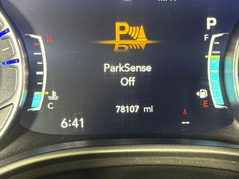 Used 2023 Chrysler Pacifica Touring-L FWD image 23