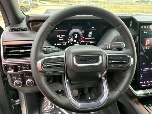 Used 2025 GMC Yukon Denali AWD/4WD image 14