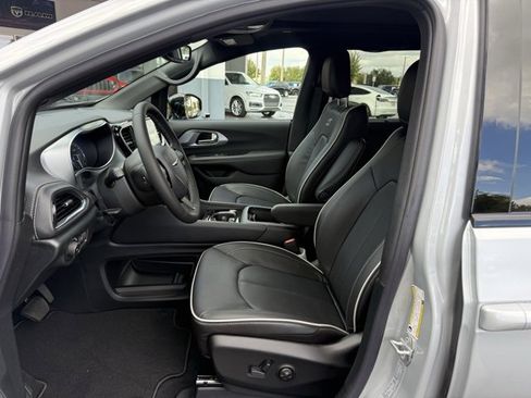 New 2026 Chrysler Pacifica Limited image 14