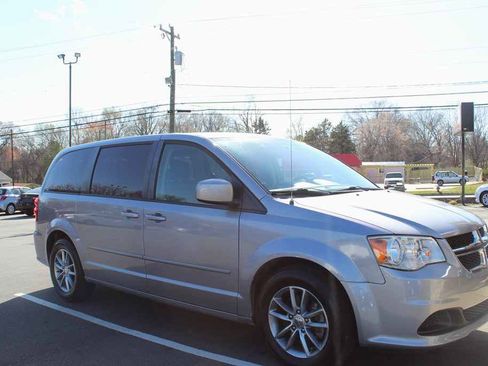 Used 2015 Dodge Grand Caravan SE image 3