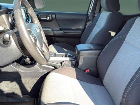 Used 2020 Toyota Tacoma TRD Off-Road w/ Technology Package image 21