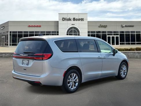 Used 2023 Chrysler Pacifica Touring-L AWD/4WD image 5