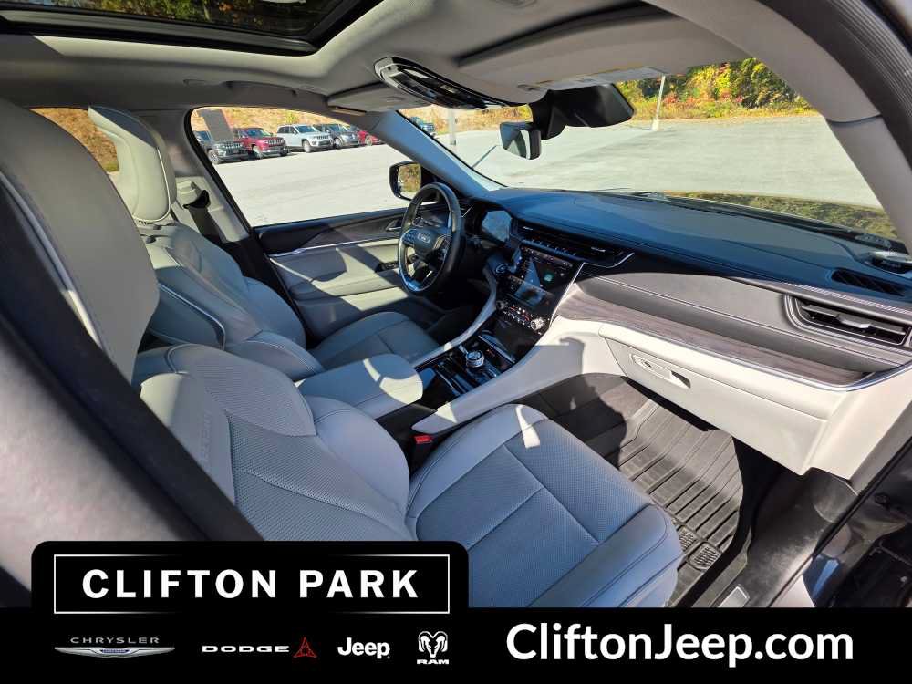 Used 2021 Jeep Grand Cherokee L Overland w/ Luxury Tech Group IV AWD/4WD image 17