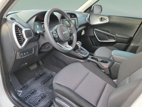 Used 2025 Kia Soul LX w/ LX Technology Package FWD image 14